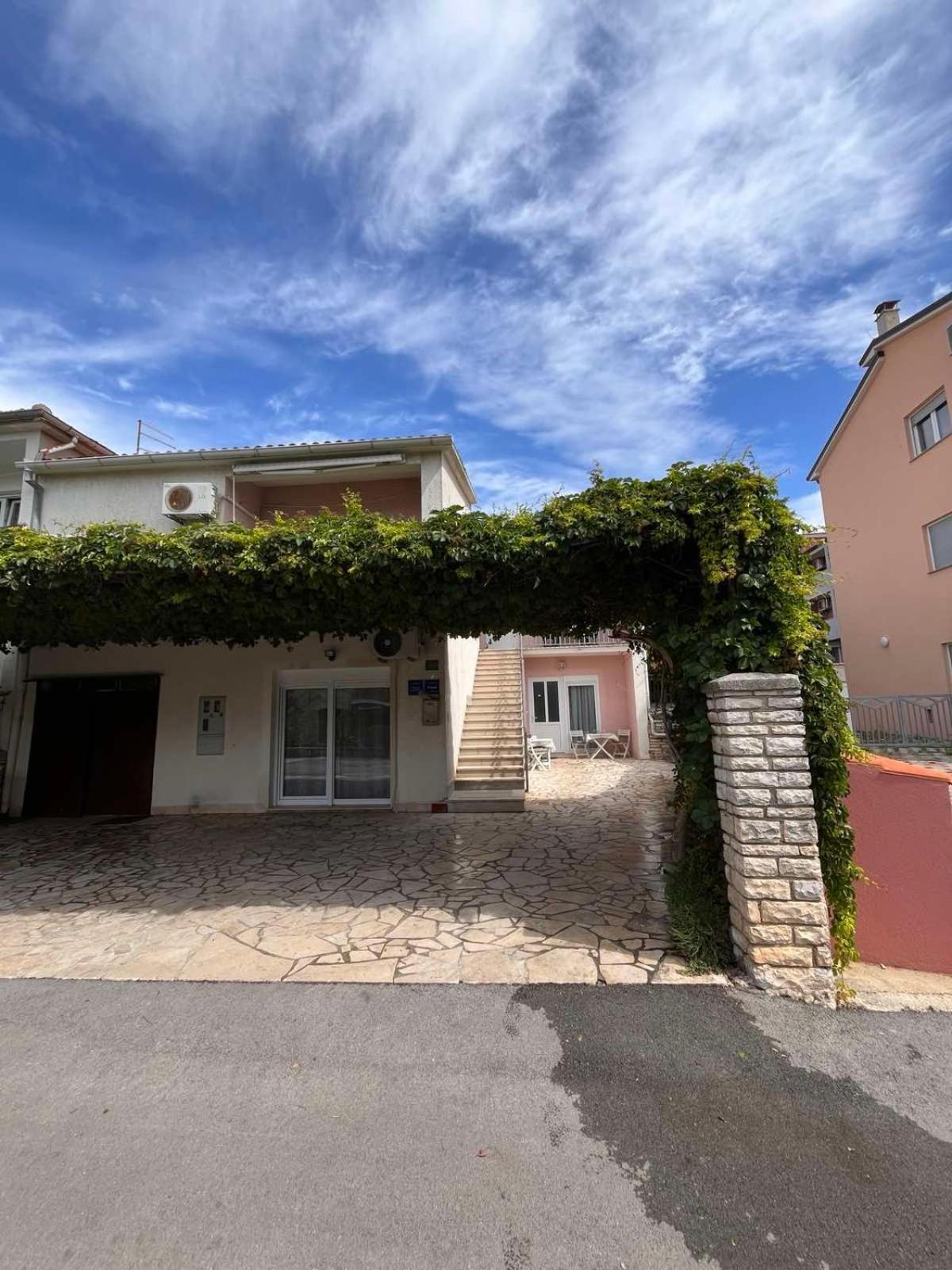 Apartments Mirijana Pula Exterior photo